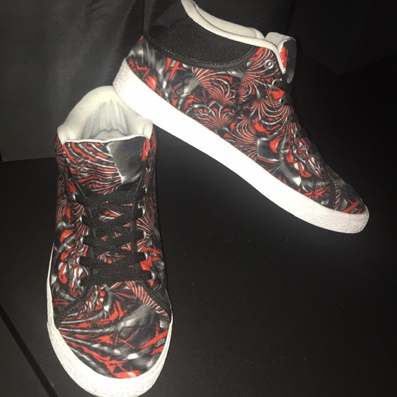 BigTexFunkadelic Other - Crimson Burst Fractal Men's Chukka Sneakers